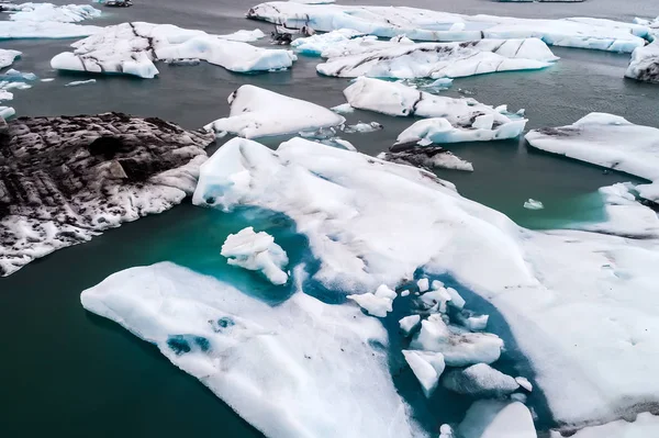 Aerial view of icebergs floating in Jokulsarlon Lagoon by the so — Stock Photo, Image