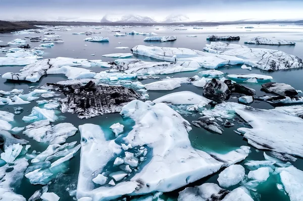 Vista aérea de icebergs flotando en la laguna de Jokulsarlon por el así — Foto de Stock