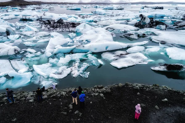 Luchtfoto van ijsbergen drijvend in Jokulsarlon lagune door de dus — Stockfoto