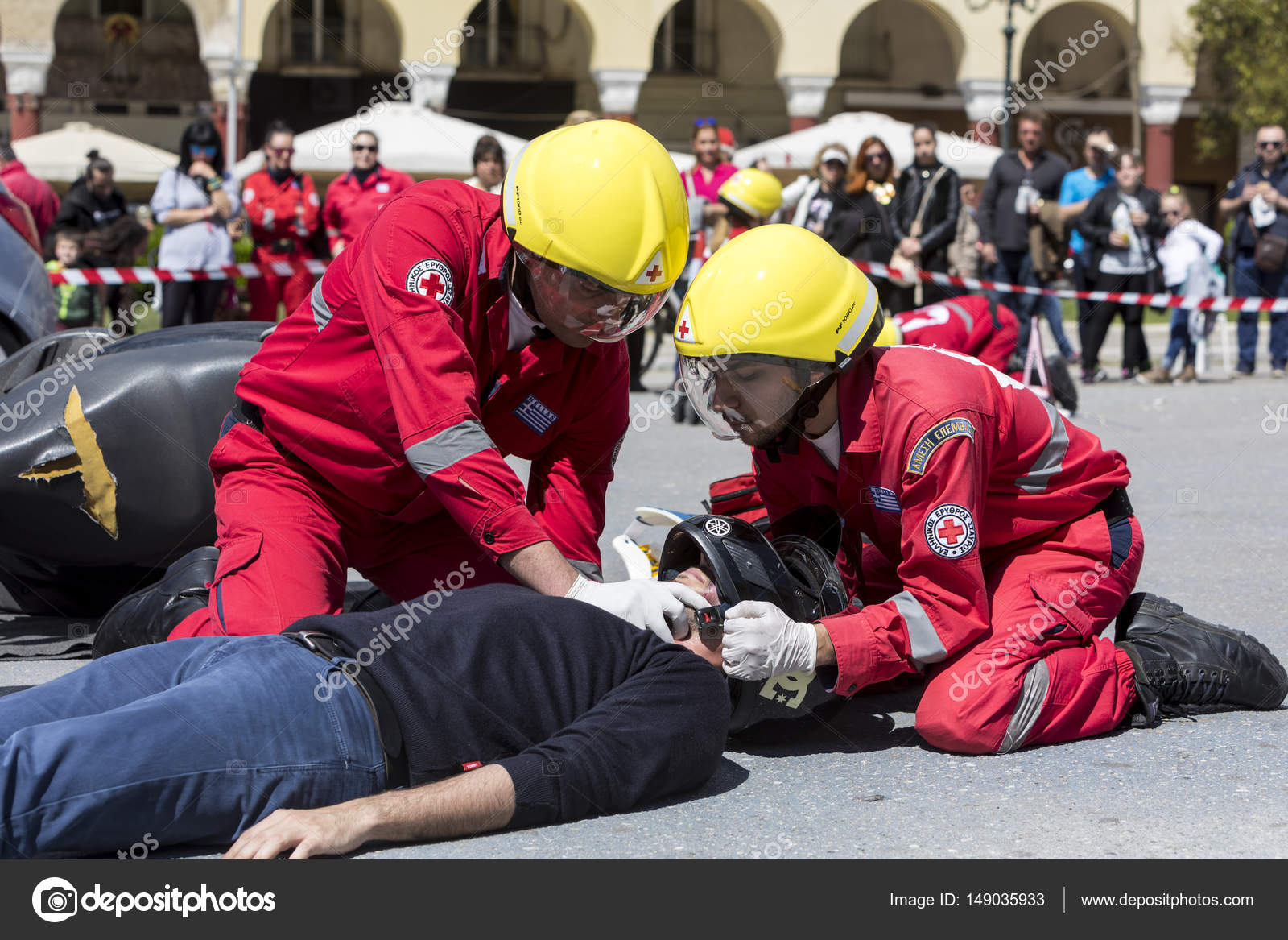Elsősegély, áldozat liberation egy autóbalesetben –Editorial Stock Fotó ©  vverve #149035933