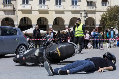 İlk yardım, bir araba kazasında kurban kurtuluş
