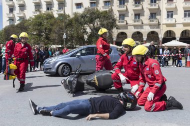 İlk yardım, bir araba kazasında kurban kurtuluş