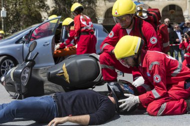 İlk yardım, bir araba kazasında kurban kurtuluş