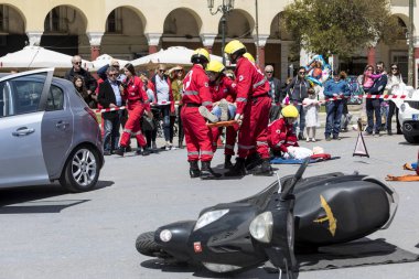 İlk yardım, bir araba kazasında kurban kurtuluş
