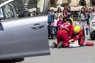 İlk yardım, bir araba kazasında kurban kurtuluş