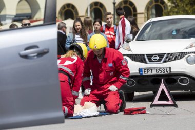İlk yardım, bir araba kazasında kurban kurtuluş