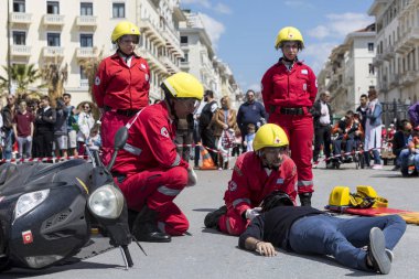 İlk yardım, bir araba kazasında kurban kurtuluş