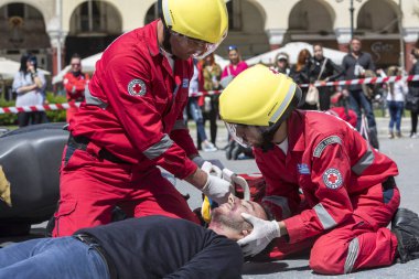 İlk yardım, bir araba kazasında kurban kurtuluş