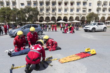 İlk yardım, bir araba kazasında kurban kurtuluş