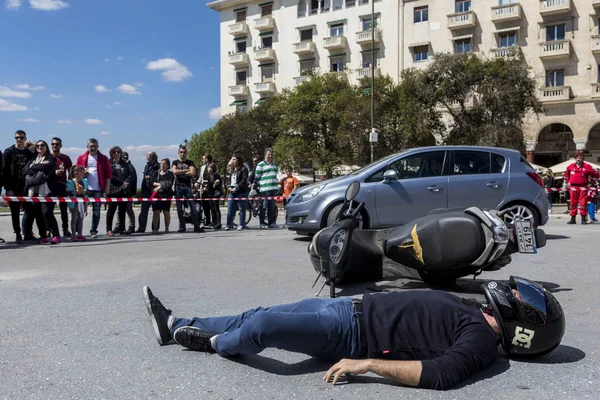 Elsősegély, áldozat liberation egy autóbalesetben — Stock Fotó