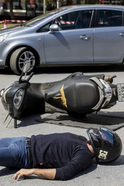 EHBO, bevrijding van het slachtoffer in een auto-ongeluk — Stockfoto