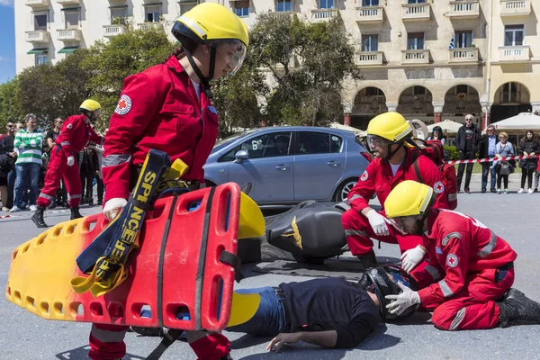 First aid, victim liberation in an car accident — Stock Photo, Image