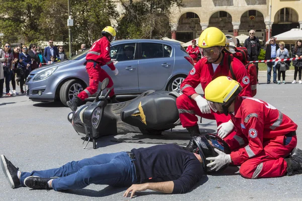 EHBO, bevrijding van het slachtoffer in een auto-ongeluk — Stockfoto