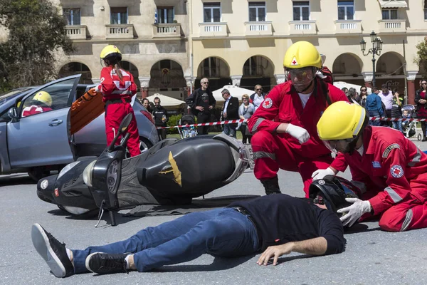 First aid, victim liberation in an car accident — Stock Photo, Image