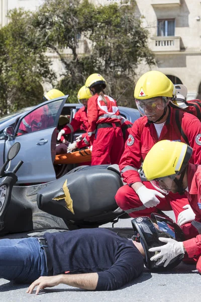 Premiers secours, libération des victimes dans un accident de voiture — Photo