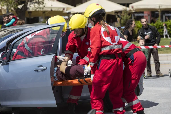 İlk yardım, bir araba kazasında kurban kurtuluş — Stok fotoğraf