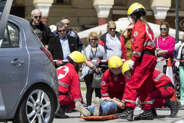 Elsősegély, áldozat liberation egy autóbalesetben — Stock Fotó