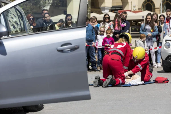 Pertolongan pertama, pembebasan korban dalam kecelakaan mobil — Stok Foto