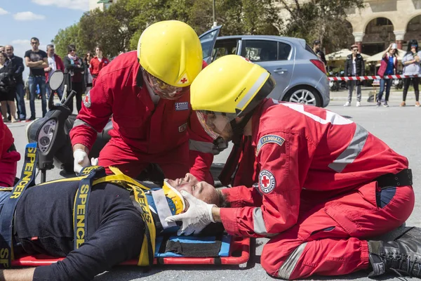 First aid, victim liberation in an car accident — Stock Photo, Image