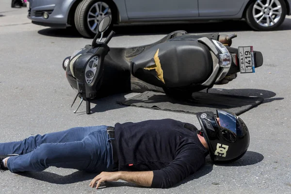 EHBO, bevrijding van het slachtoffer in een auto-ongeluk Stockfoto