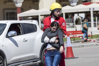 İlk yardım, bir araba kazasında kurban kurtuluş