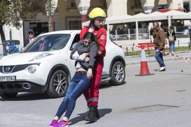 İlk yardım, bir araba kazasında kurban kurtuluş