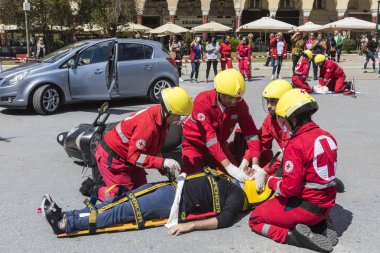 İlk yardım, bir araba kazasında kurban kurtuluş