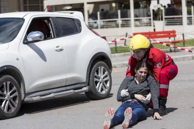 İlk yardım, bir araba kazasında kurban kurtuluş