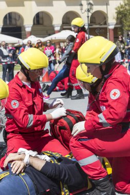 İlk yardım, bir araba kazasında kurban kurtuluş