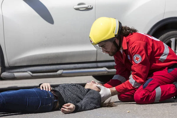 Pronto soccorso, liberazione delle vittime in un incidente stradale — Foto Stock