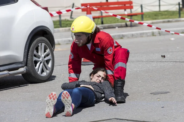 First aid, victim liberation in an car accident — Stock Photo, Image