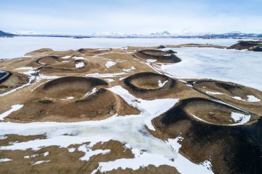 Pseudocraters donmuş lake Myvatn - Kuzey yakınındaki havadan görünümü