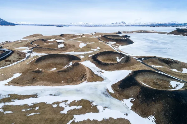 Вид с воздуха на псевдодокторов у замёрзшего озера Миватн - север — стоковое фото