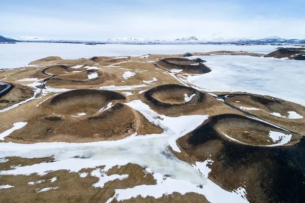 Вид с воздуха на псевдодокторов у замёрзшего озера Миватн - север — стоковое фото