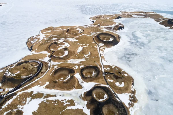 Vista aérea de pseudocrateras perto do lago congelado Myvatn - norte — Fotografia de Stock