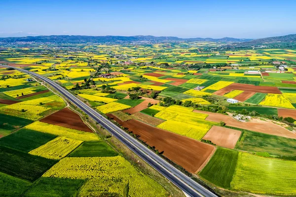 Flygfoto över vägen som passerar genom ett landsbygdens landskap med bloom — Stockfoto