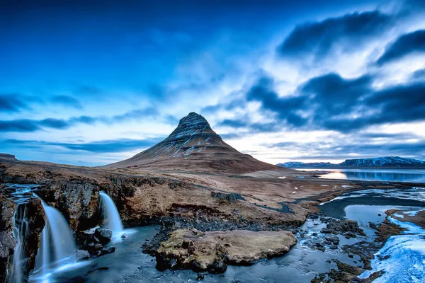 Våren soluppgång över det berömda Kirkjufellsfoss vattenfallet med Ki — Stockfoto