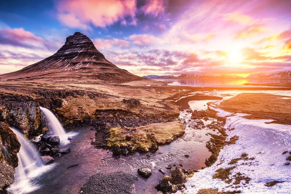 Frühlingssonnenaufgang über dem berühmten Kirkjufellsfoss-Wasserfall mit — Stockfoto