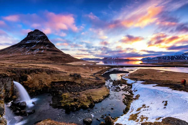 Frühlingssonnenaufgang über dem berühmten Kirkjufellsfoss-Wasserfall mit — Stockfoto