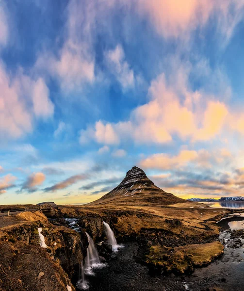 Frühlingssonnenaufgang über dem berühmten Kirkjufellsfoss-Wasserfall mit — Stockfoto