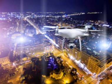 Thessaloniki kent üzerinde bulanık arka plan üzerinde uçan uçak.