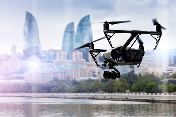 Drone vliegt over Baku stad op onscherpe achtergrond. — Stockfoto