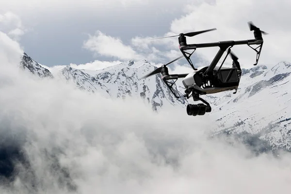 Drone quad copter con cámara digital de alta resolución que vuela ove —  Fotos de Stock