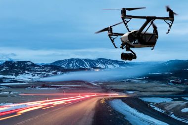 Robot araba ışık olan yol üzerinde bir kamera ile dört helikopter uçar
