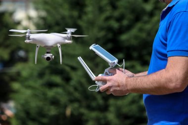 Bir uzak helikopter dron kontrol. Drone uçuş uzak sensörüne