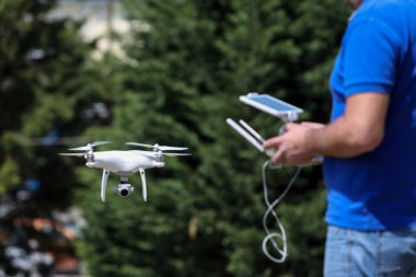 Bir uzak helikopter dron kontrol. Drone uçuş uzak sensörüne