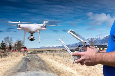 Bir uzak helikopter dron kontrol. Drone uçuş uzak sensörüne