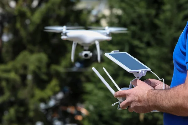 Ellenőrző egy távoli helikopter drone. Drone repülés távoli szerzıdésben — Stock Fotó