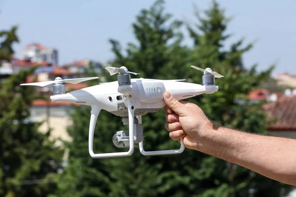 A drone és fotós ember kezében, a drone, a szakmai — Stock Fotó