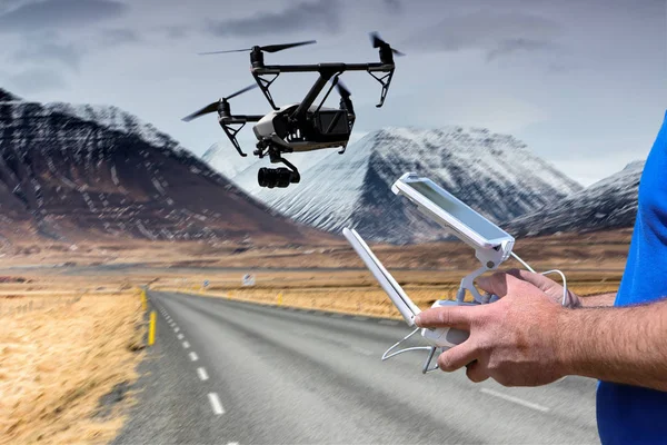 Beheren van een externe helikopter drone. Drone vlucht externe beroeps — Stockfoto
